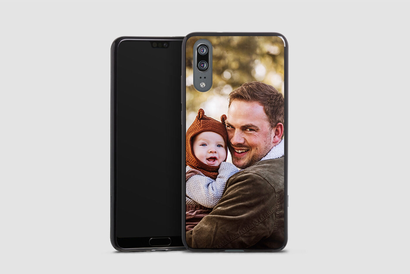 Père souriant avec enfant dans la nature.