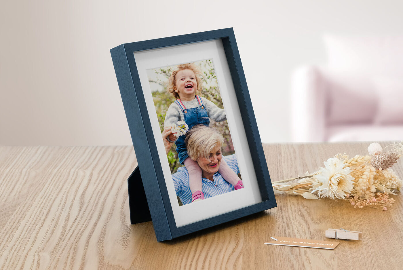 Des enfants souriants dans un joli cadre, entourés de fleurs séchées et de matériel d'artisanat.