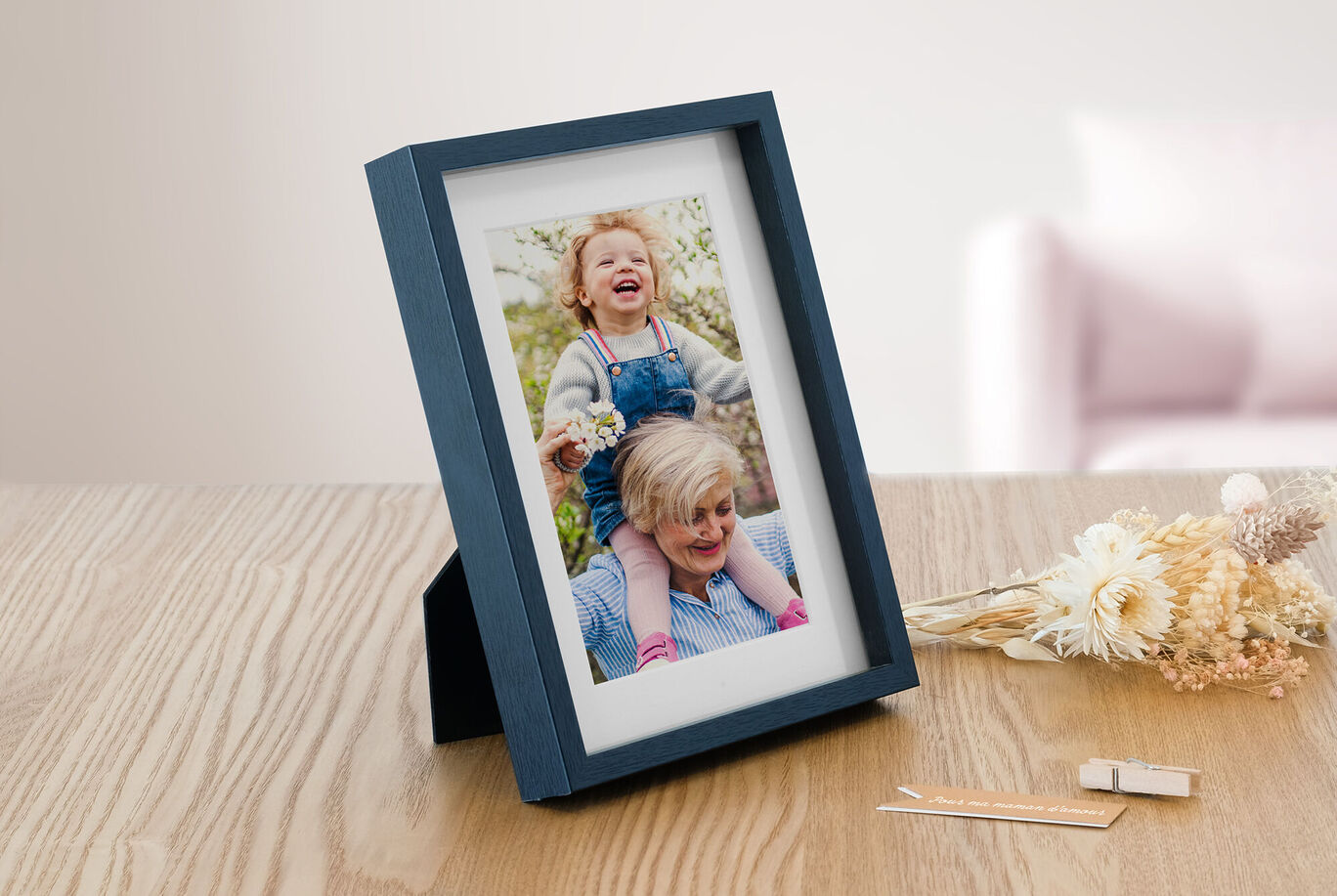 Des enfants souriants dans un joli cadre, entourés de fleurs séchées et de matériel d'artisanat.