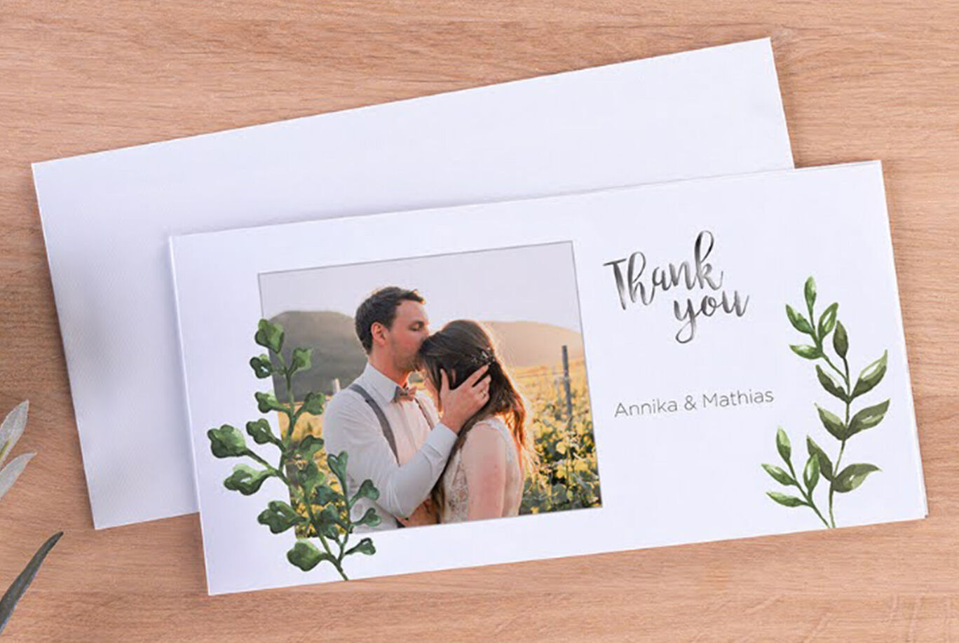 Deux personnes se font face, entourées de plantes vertes. Elles se réjouissent et se tiennent par la main.