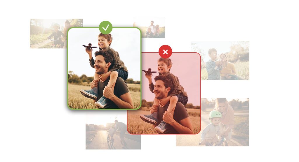 Deux enfants heureux jouent dehors, l'un sur le dos de l'autre tenant un jouet en main.