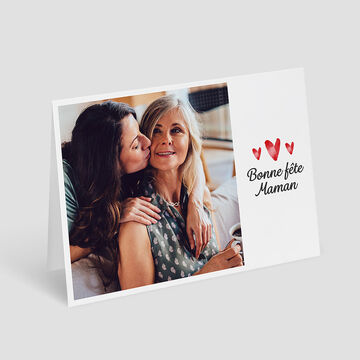 Deux femmes s'étreignant amicalement à une table, entourées de cœurs pour la fête des mères.