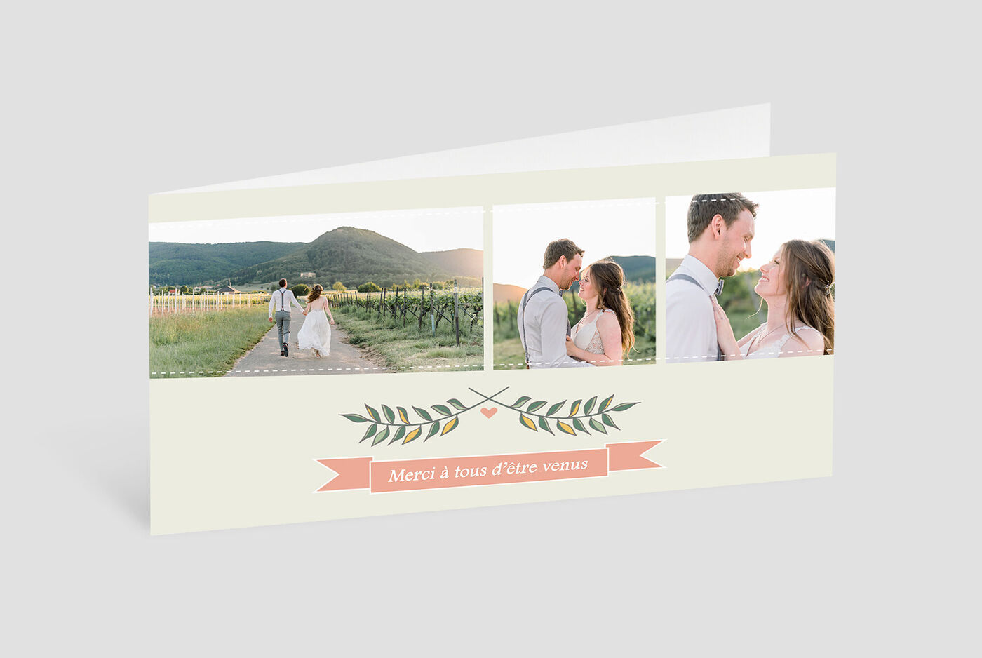 Un couple marche main dans la main sur un chemin parmi les vignes. Douces collines et coucher de soleil en arrière-plan.