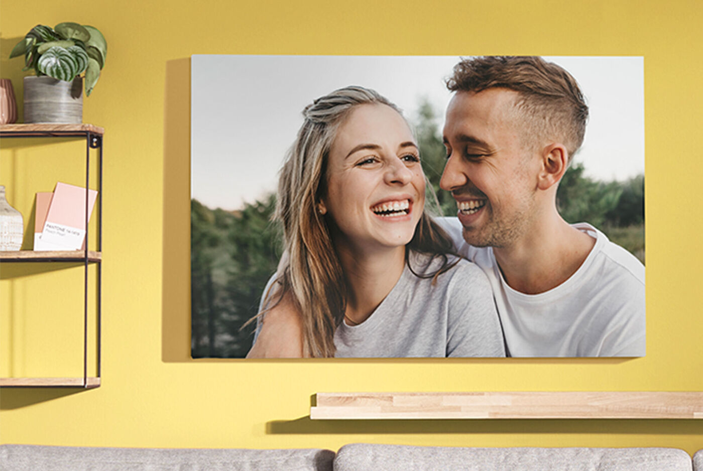 Une peinture murale montre un couple heureux, proche l'un de l'autre.