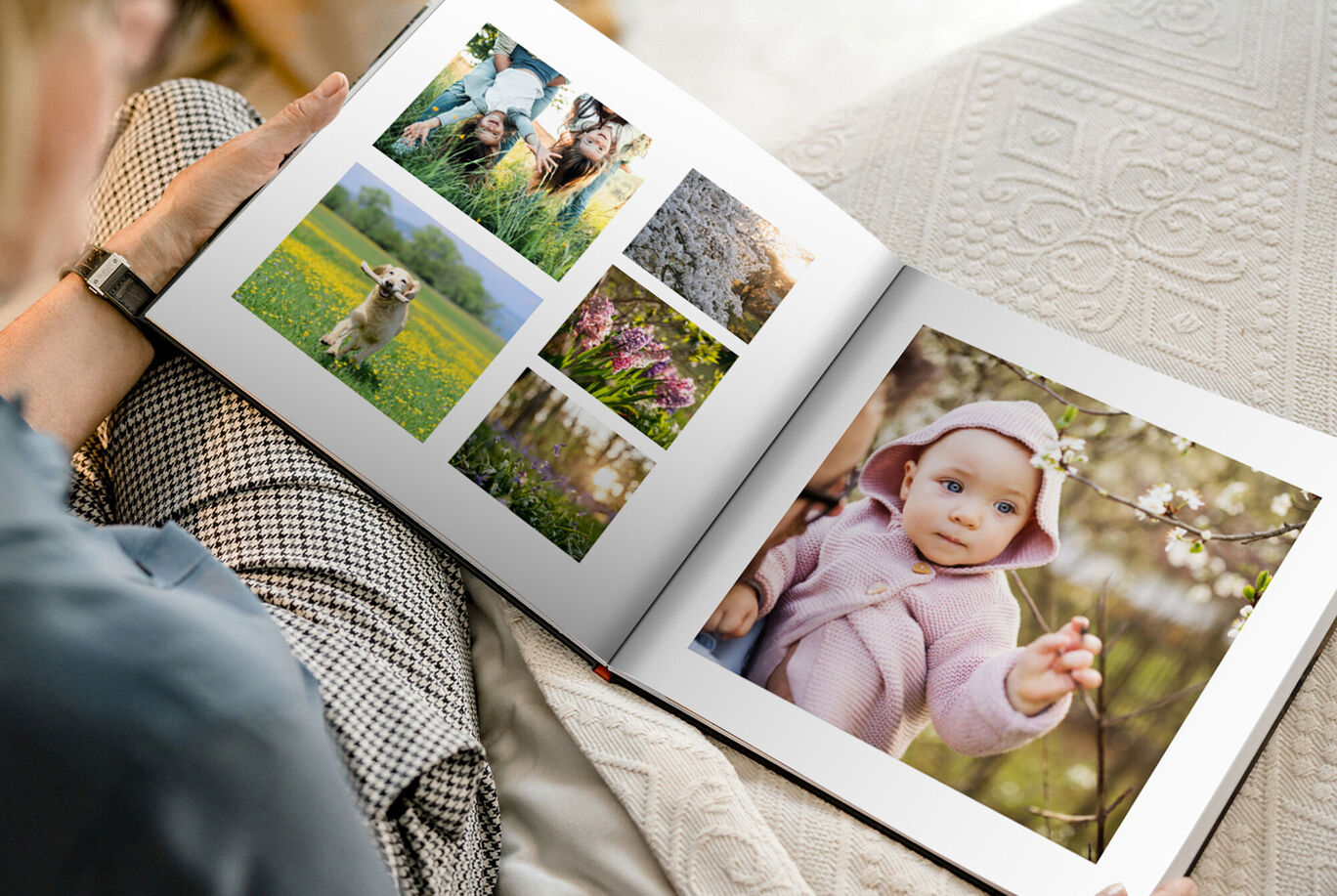 Une personne feuillette un livre photo CEWE avec des images mémorables.