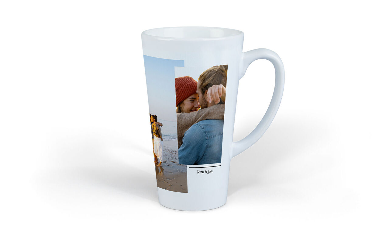 Des personnes montrent de l'affection à la plage avec une tasse personnalisée de CEWE.