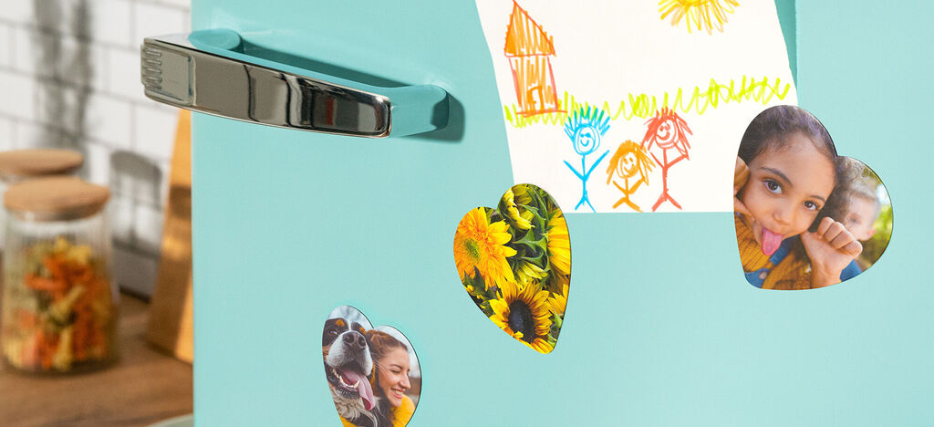 Cœurs colorés et dessins sur un réfrigérateur