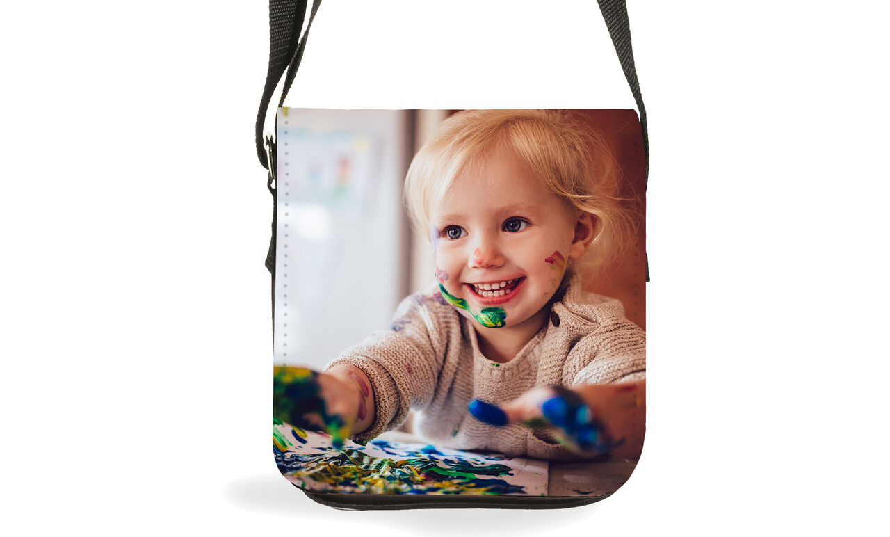 Un enfant jouant avec des fournitures colorées à une table.