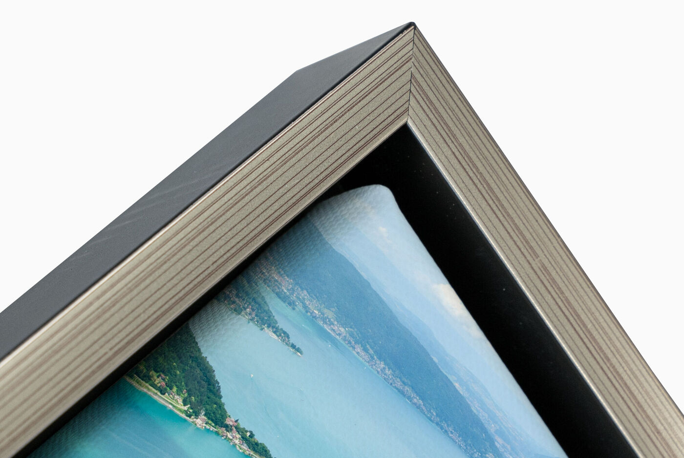 Vue détaillée d'une image sans cadre avec une vue sur le lac et les collines environnantes.