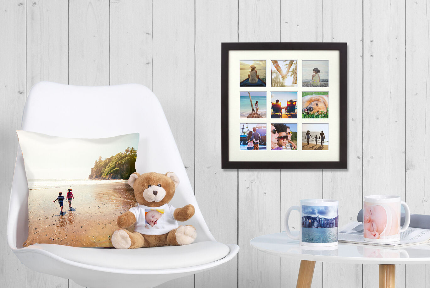 Une table confortable avec un jouet en peluche, des coussins et des cadres remplis de photos.