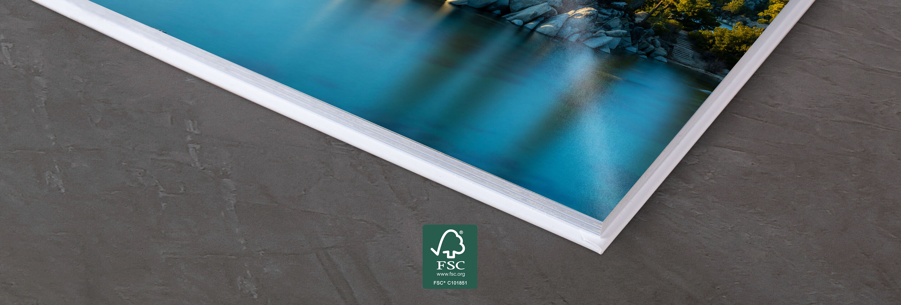 Gros plan d'une image murale CEWE avec un bord mat, posée sur une table