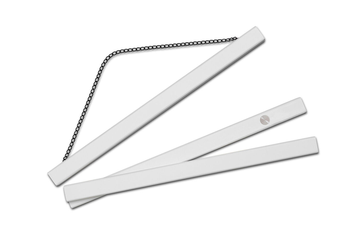 Trois lattes blanches avec une chaîne noire, parfaites pour des projets DIY créatifs.