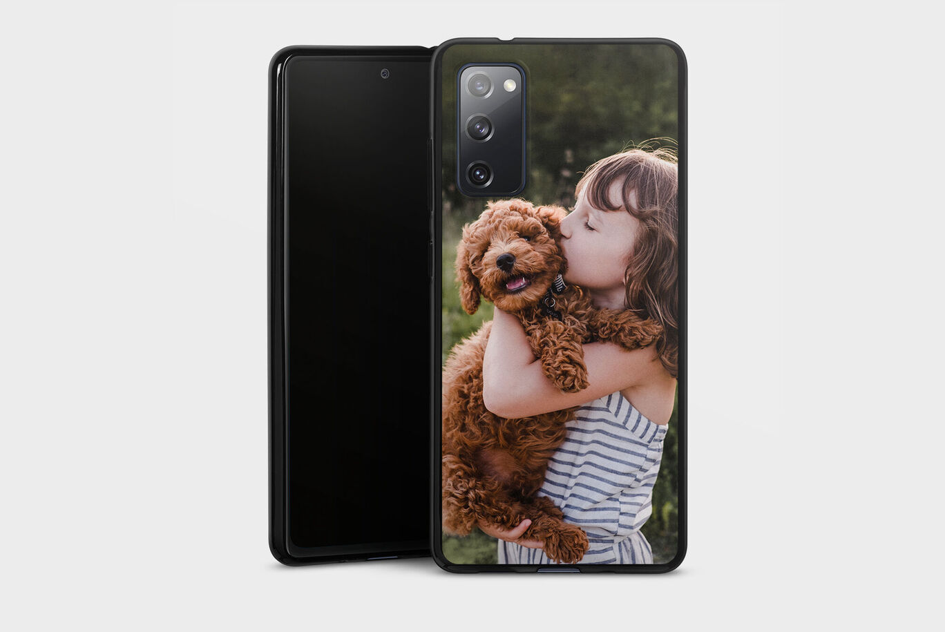 Un enfant étreint un chien brun. Tous deux rayonnent de joie.