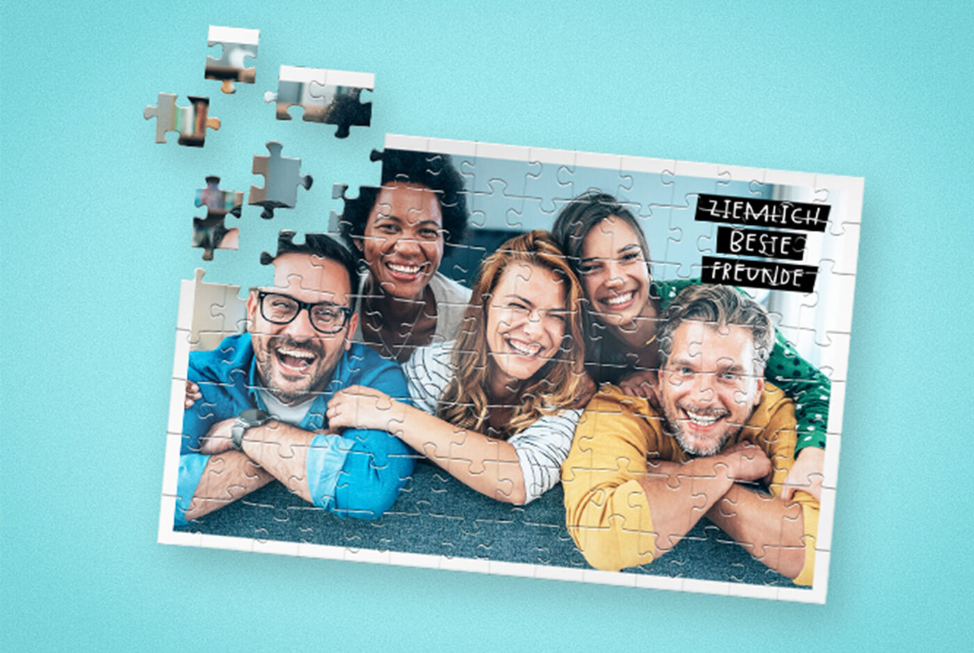 Un puzzle avec une image joyeuse d'amis riant ensemble et passant un bon moment