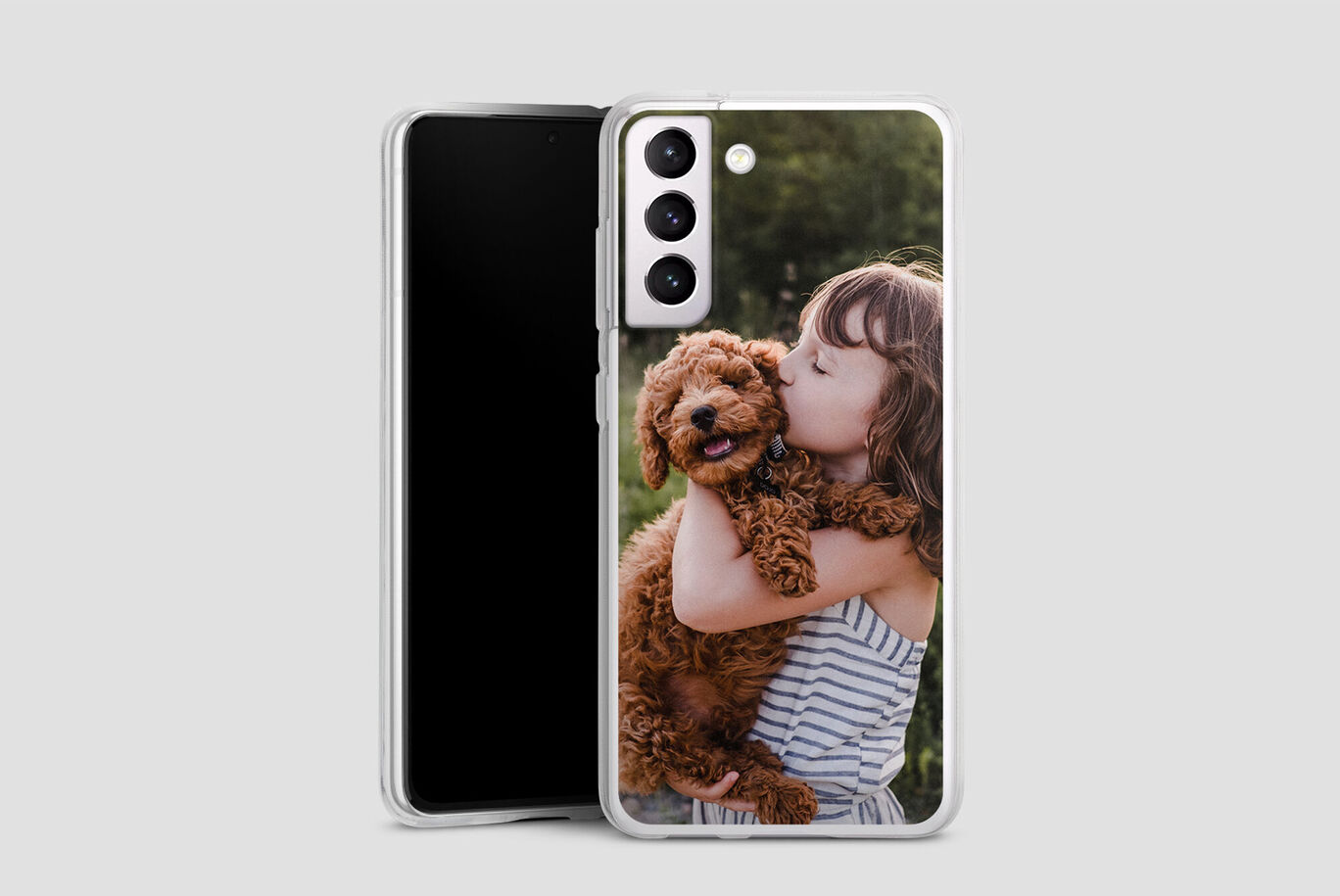 Une fille tient un chien mignon dans ses bras, souriant joyeusement.