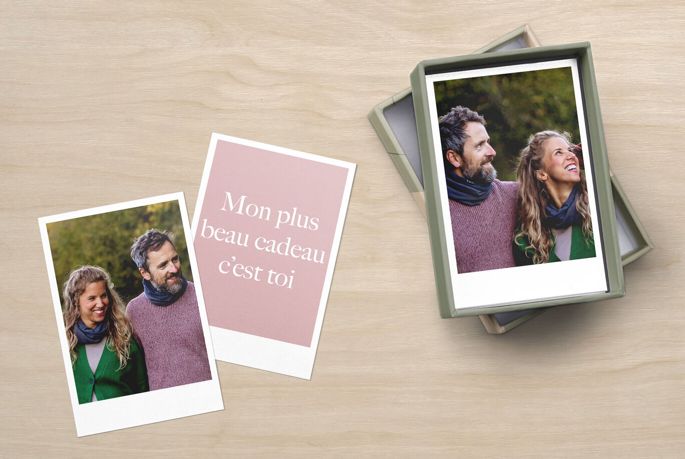 Deux photos souvenirs encadrées avec une carte contenant un message d'amour