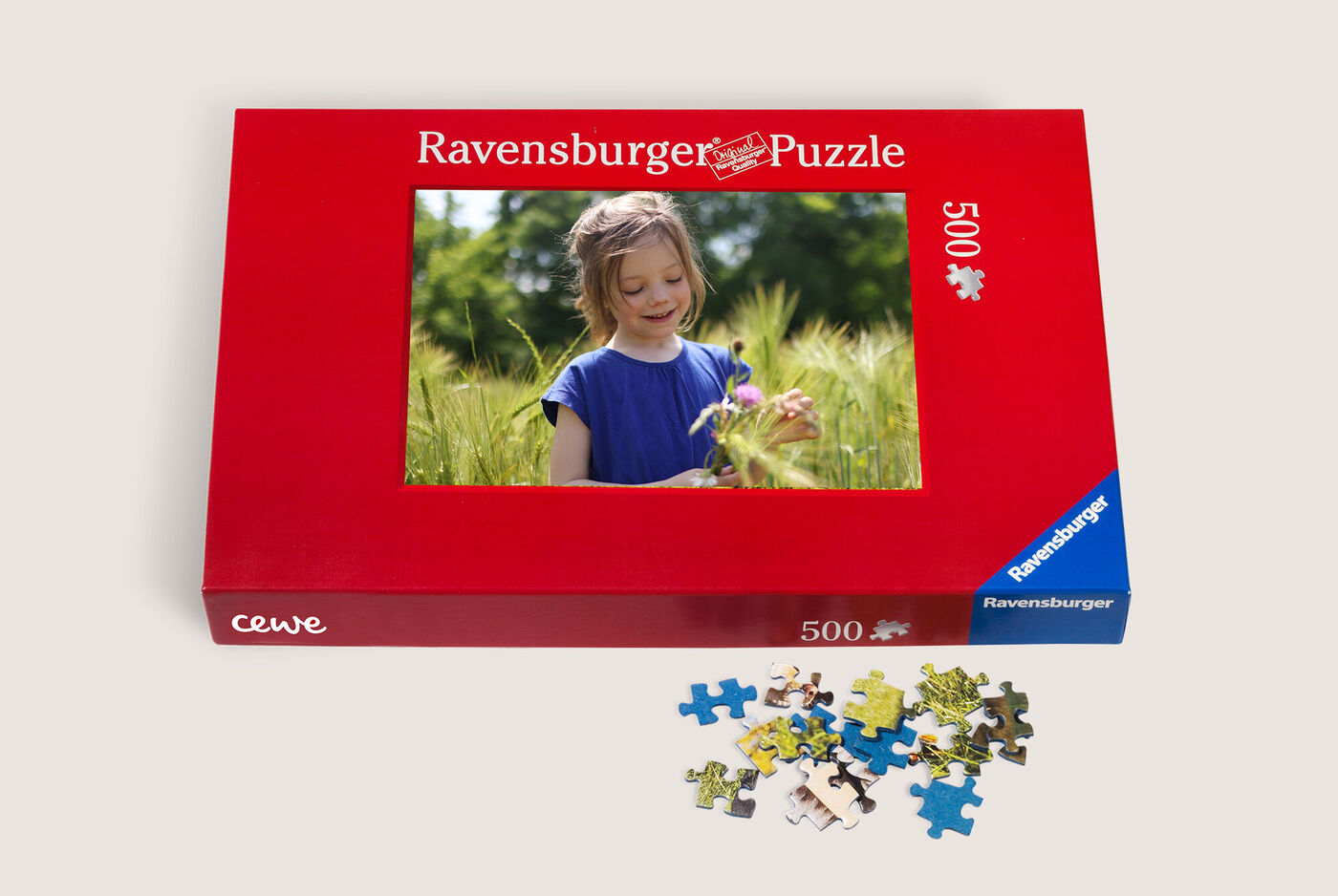 Puzzle Ravensburger avec un enfant heureux dehors et des pièces de puzzle à côté.