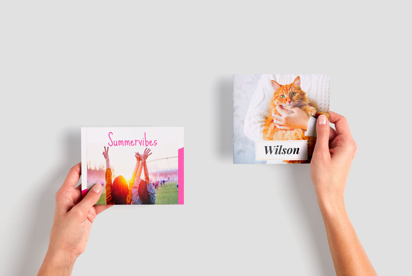 Deux beaux produits photo en main, à gauche un CEWE ALBUM PHOTO avec le titre 'Summervibes' et à droite une carte CEWE avec le nom 'Wilson'.