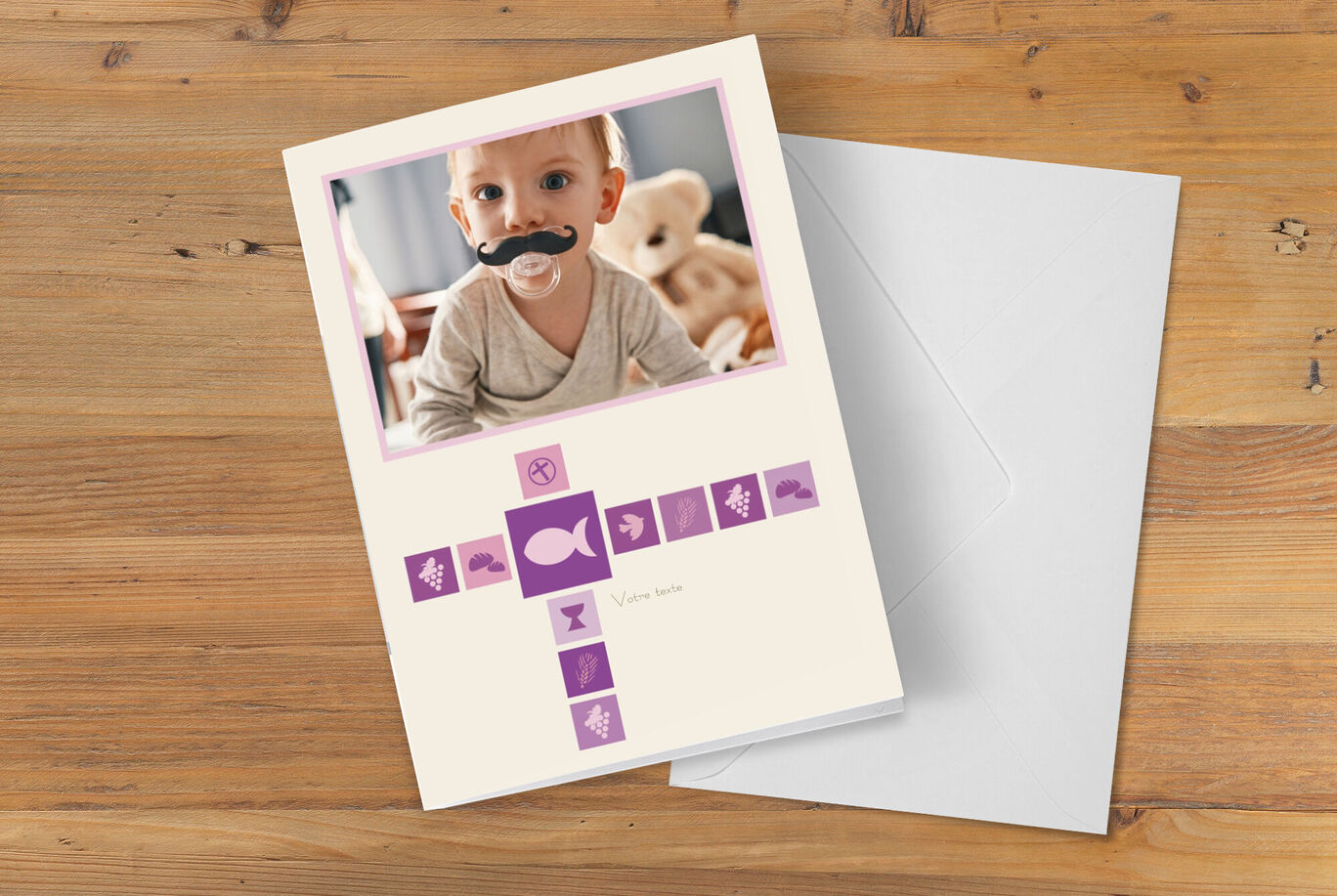 Une carte de vœux soigneusement conçue avec une photo et des symboles colorés.