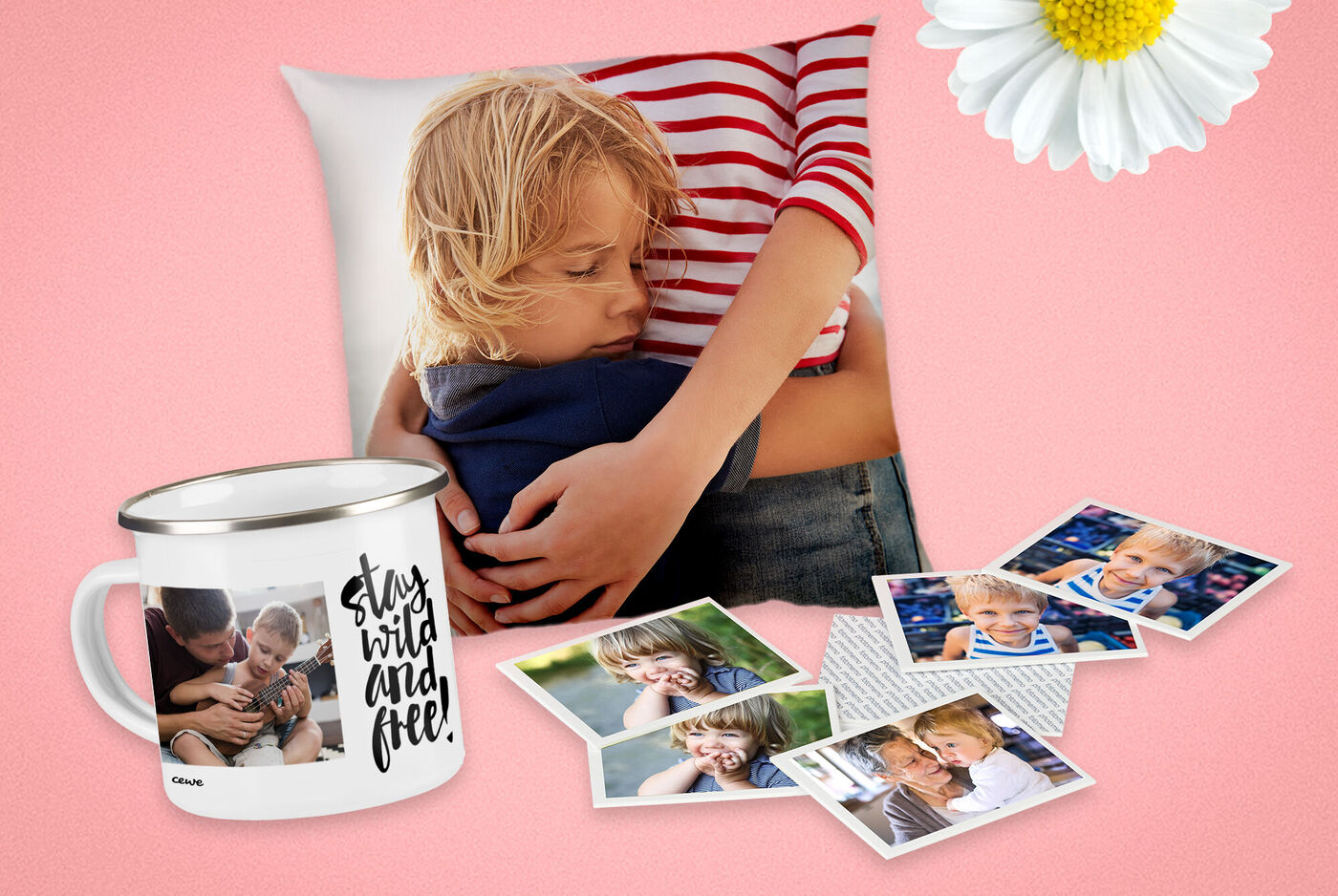 Un câlin affectueux entre une mère et son enfant sur un coussin, avec des cadeaux personnalisés apportant de la joie.