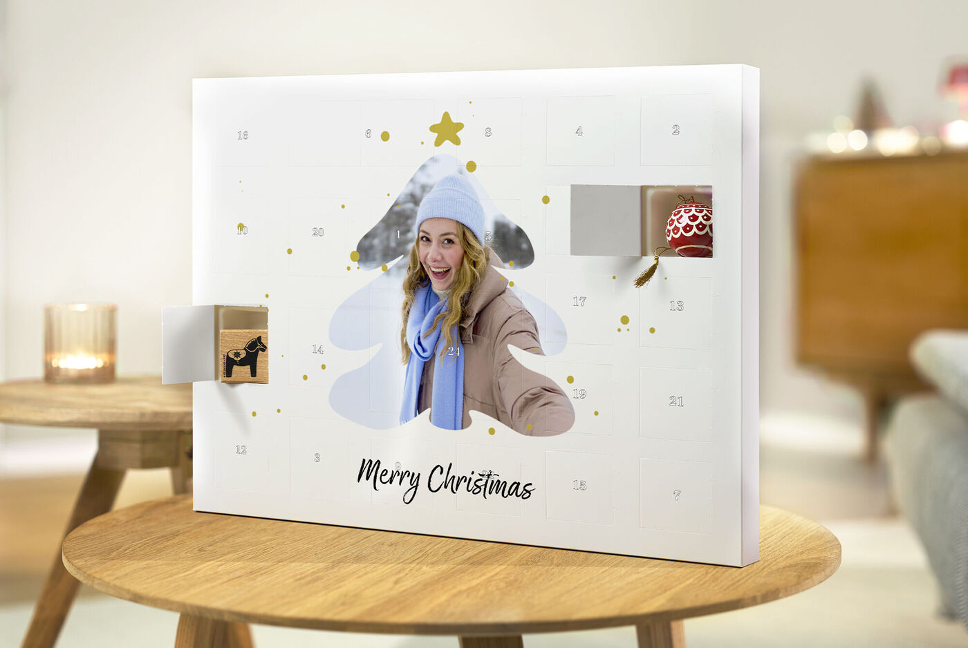 Photo d'une femme sur un calendrier de l'Avent Do It Yourself avec 24 cases à remplir