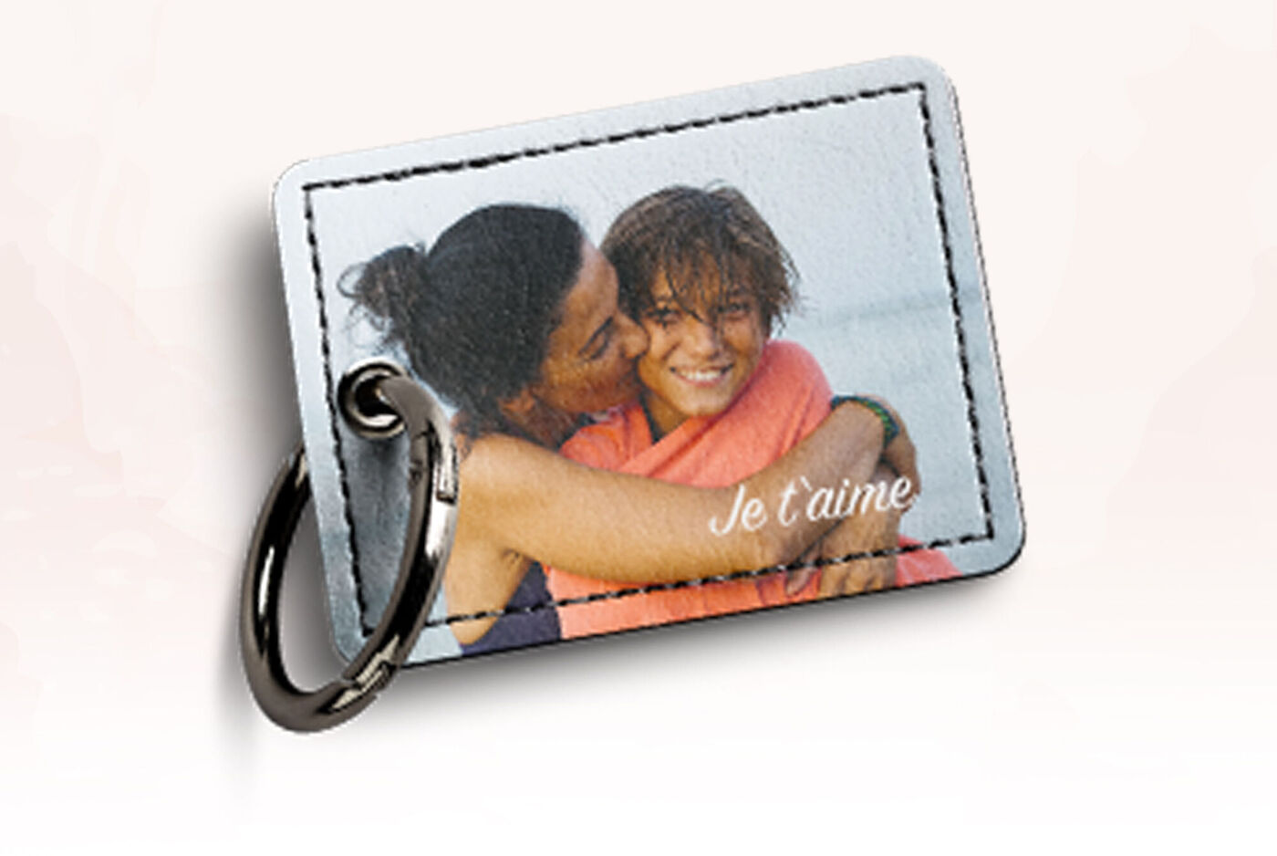 Porte-clés personnalisé montrant un moment chaleureux entre deux personnes