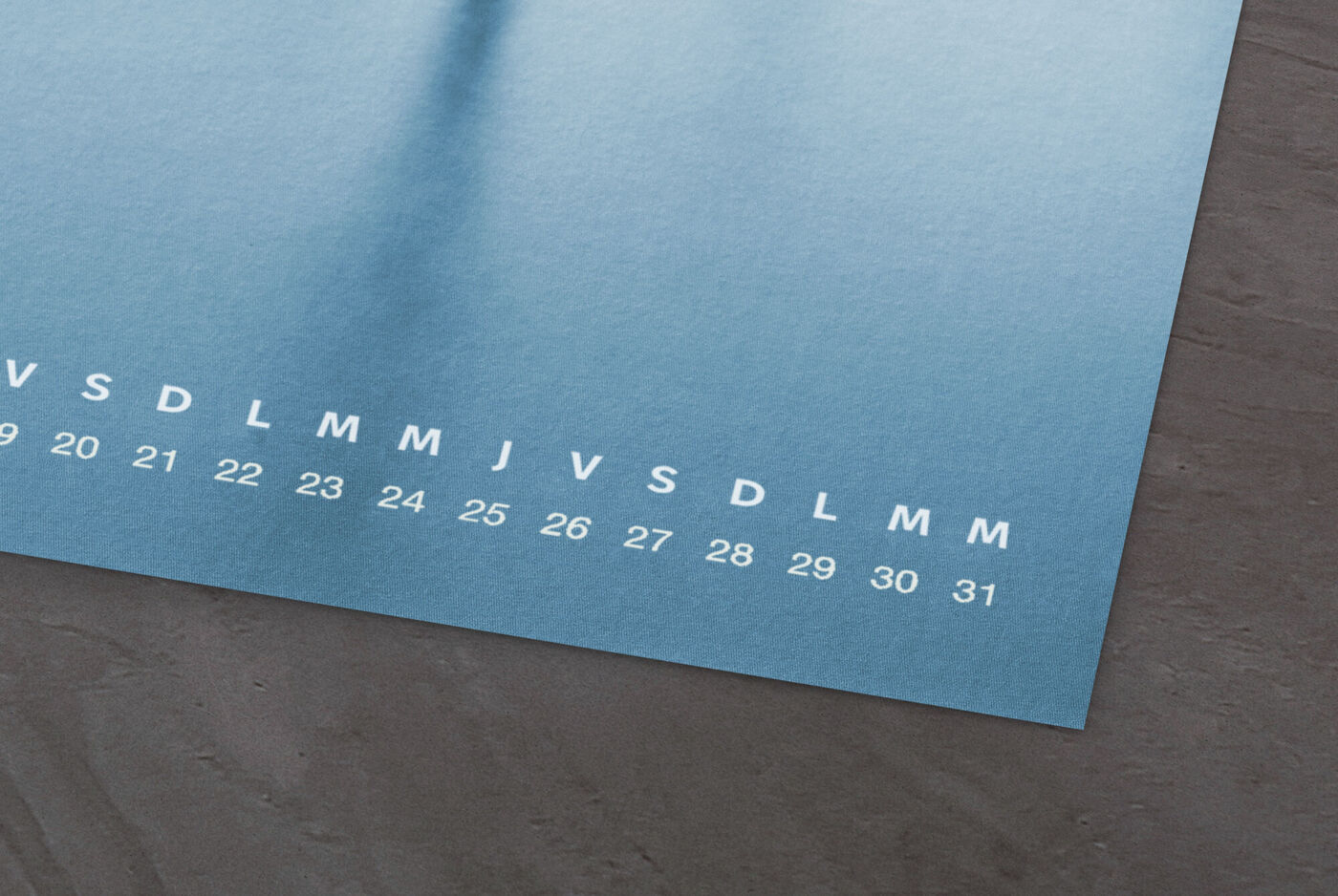 Calendrier photo CEWE élégant avec fond bleu et chiffres blancs pour la date.