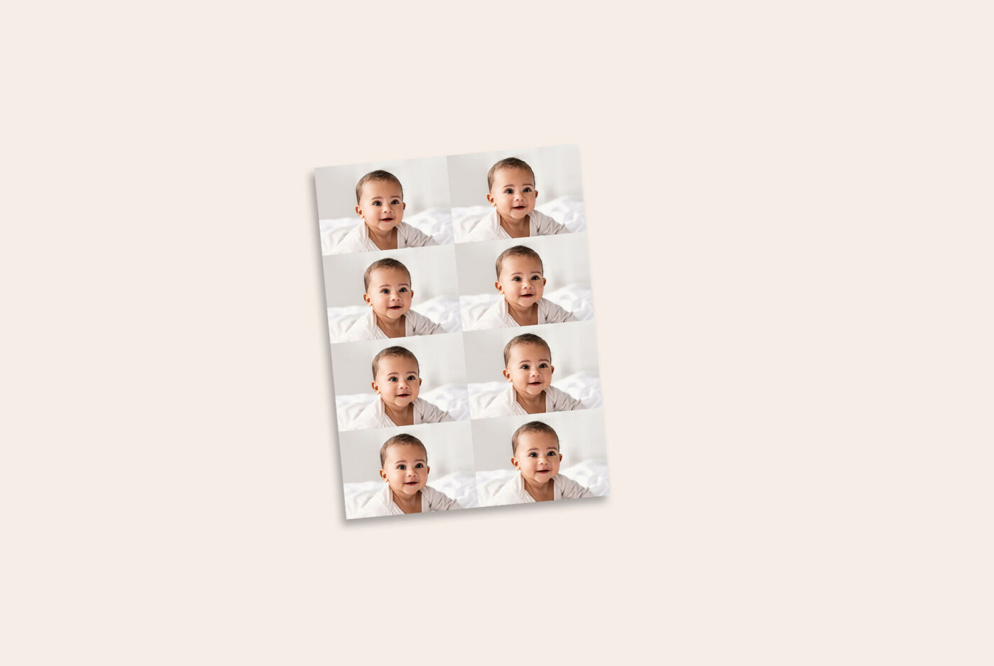 Lot de petits tirages photo au format mini sous forme de planche sur fond clair