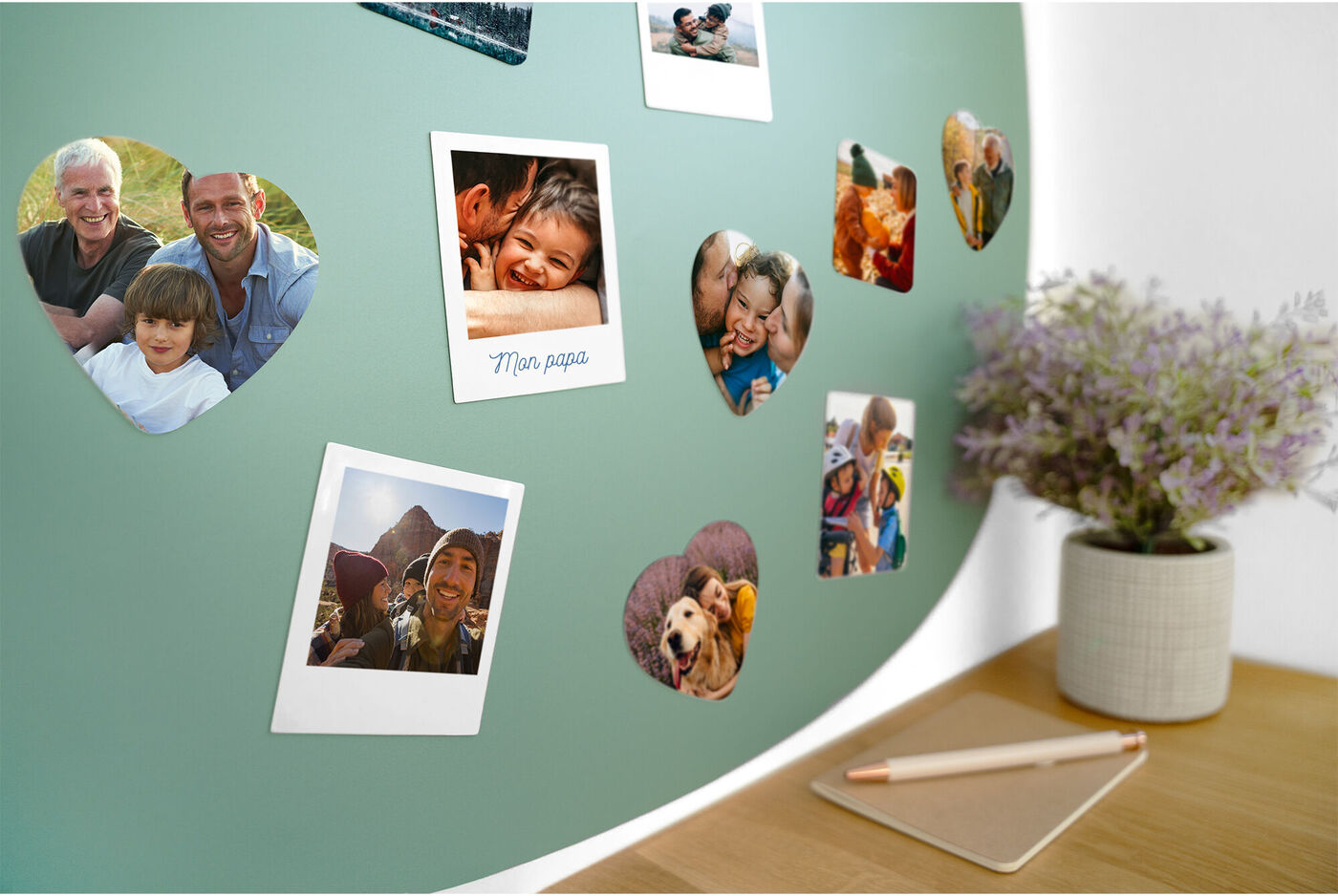 Un motif créatif sur le mur avec des photos en forme de cœur. Il montre des souvenirs heureux de différentes personnes et animaux.