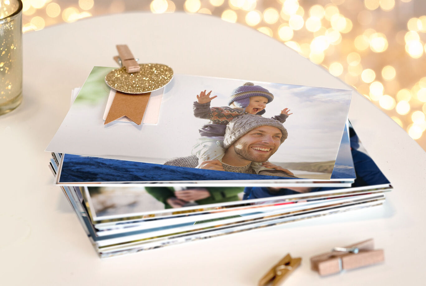 Un enfant joyeux sur une photo dans un album décoré avec des détails scintillants.