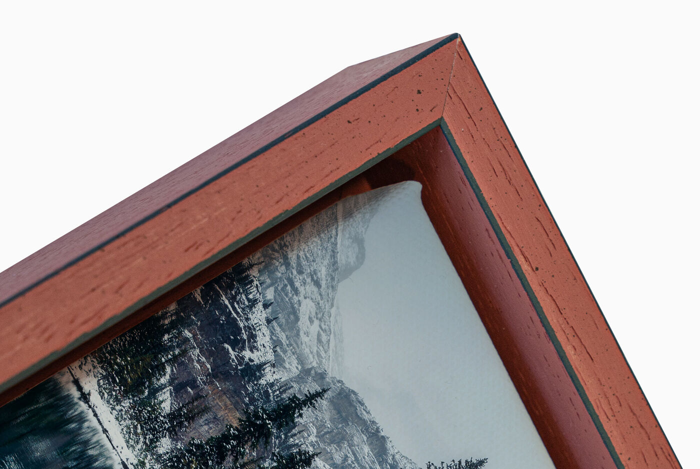 Gros plan d'un cadre avec une image de paysage, joliment conçu.