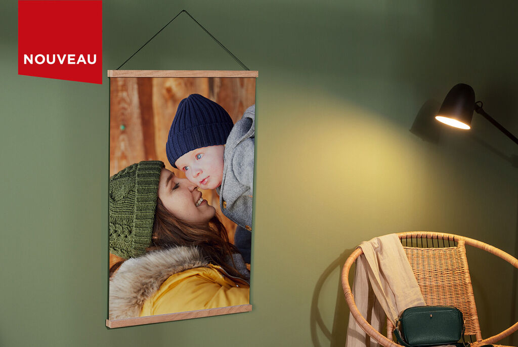 Une image murale créative avec deux personnes s'enlaçant et partageant un moment émotionnel; une lumière douce éclaire la pièce.