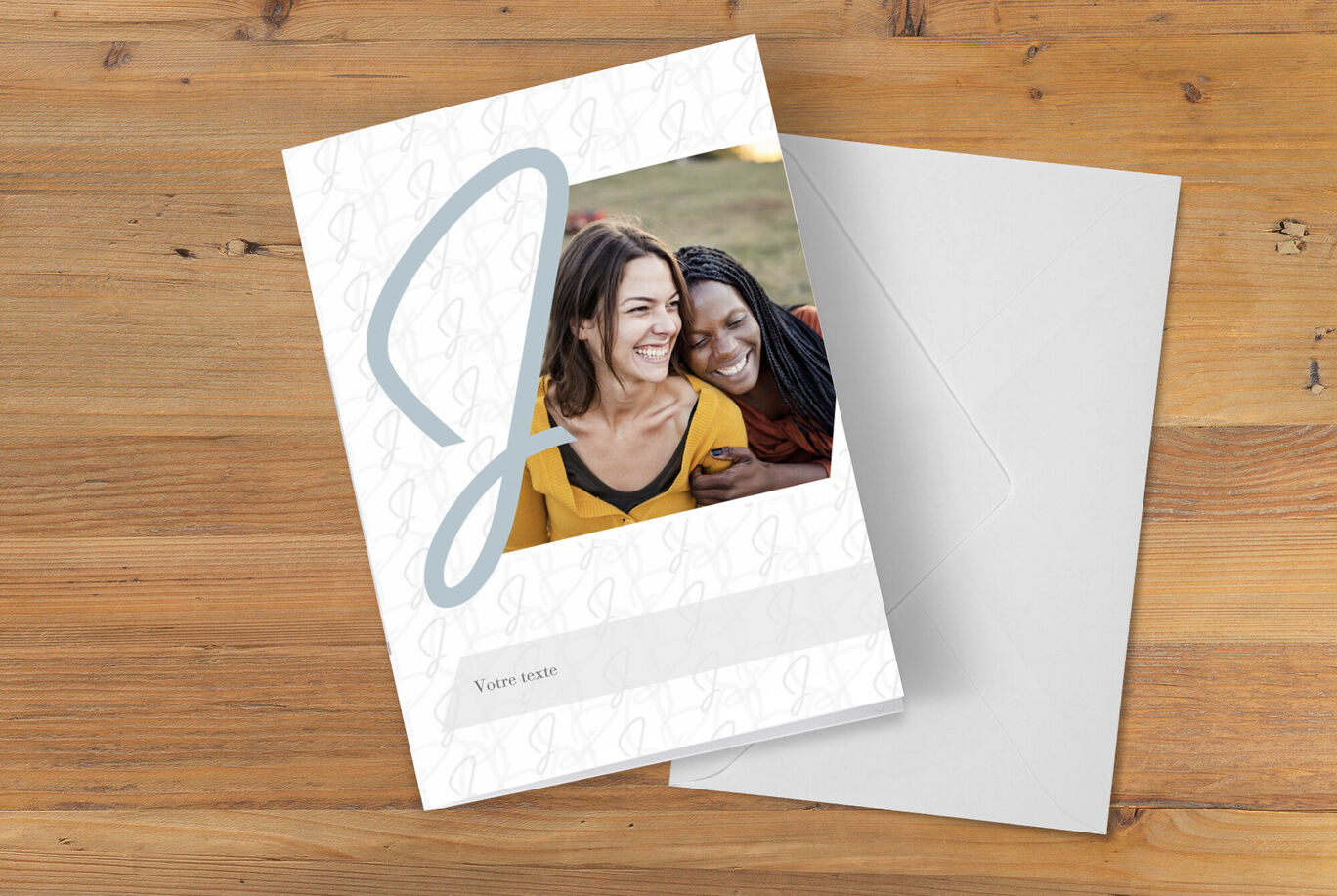 Un design de carte de vœux pliée avec une photo spéciale et un monogramme élégant.