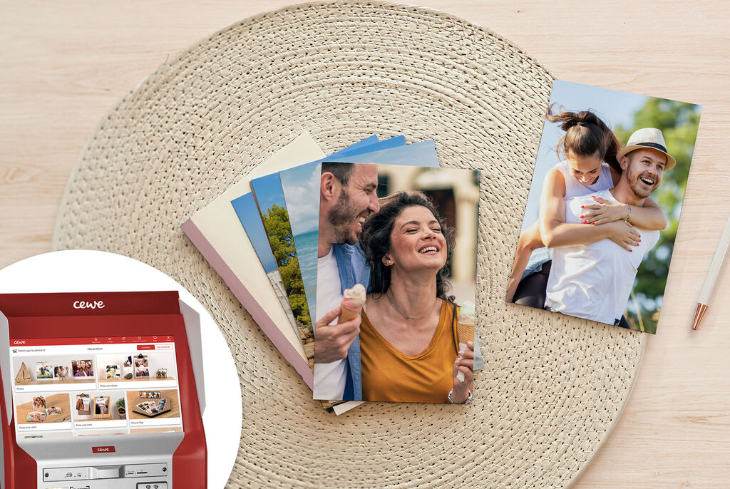 Registre de commerce avec des photos fraîches sur une table, entourées de matériaux naturels.