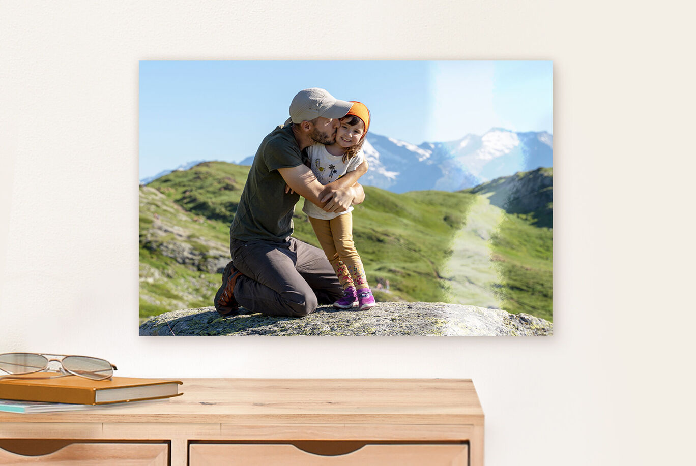 Un père embrasse son enfant sur une montagne.