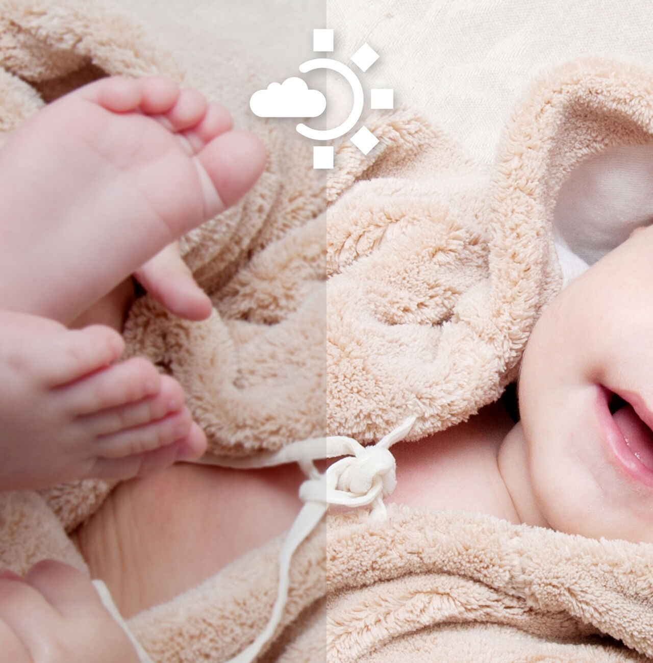 Un bébé souriant portant une cape en serviette beige. Sa tête et un pied sont visibles. L'arrière-plan est doux et lumineux.