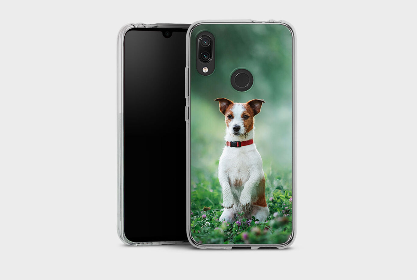 Une coque de téléphone claire avec un chien mignon sur l'avant, assis sur une pelouse entourée de fleurs colorées