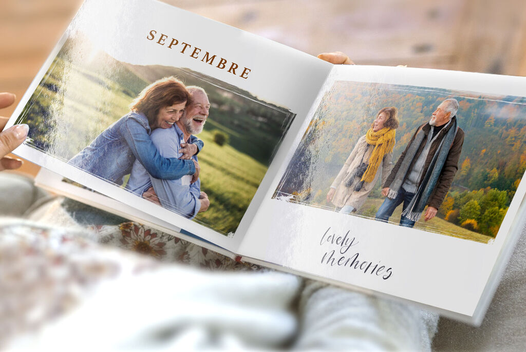 Deux personnes s'enlacent en septembre, avec une photo d'eux en pleine nature. Un beau moment dans un livre photo.