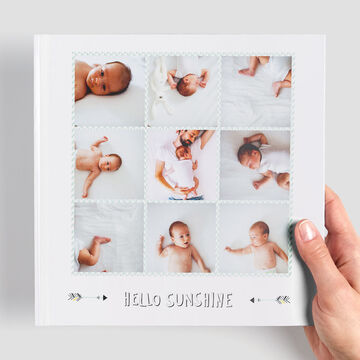 Beau livre photo CEWE avec des clichés de bébés sur un fond clair