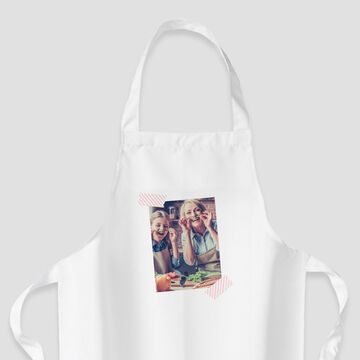 Un tablier avec une photo chaleureuse d'amis cuisinant ensemble en cuisine