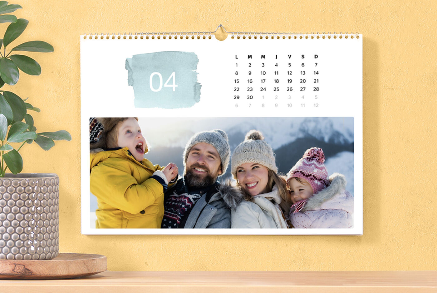 Feuille de calendrier avec des moments joyeux en famille en hiver.