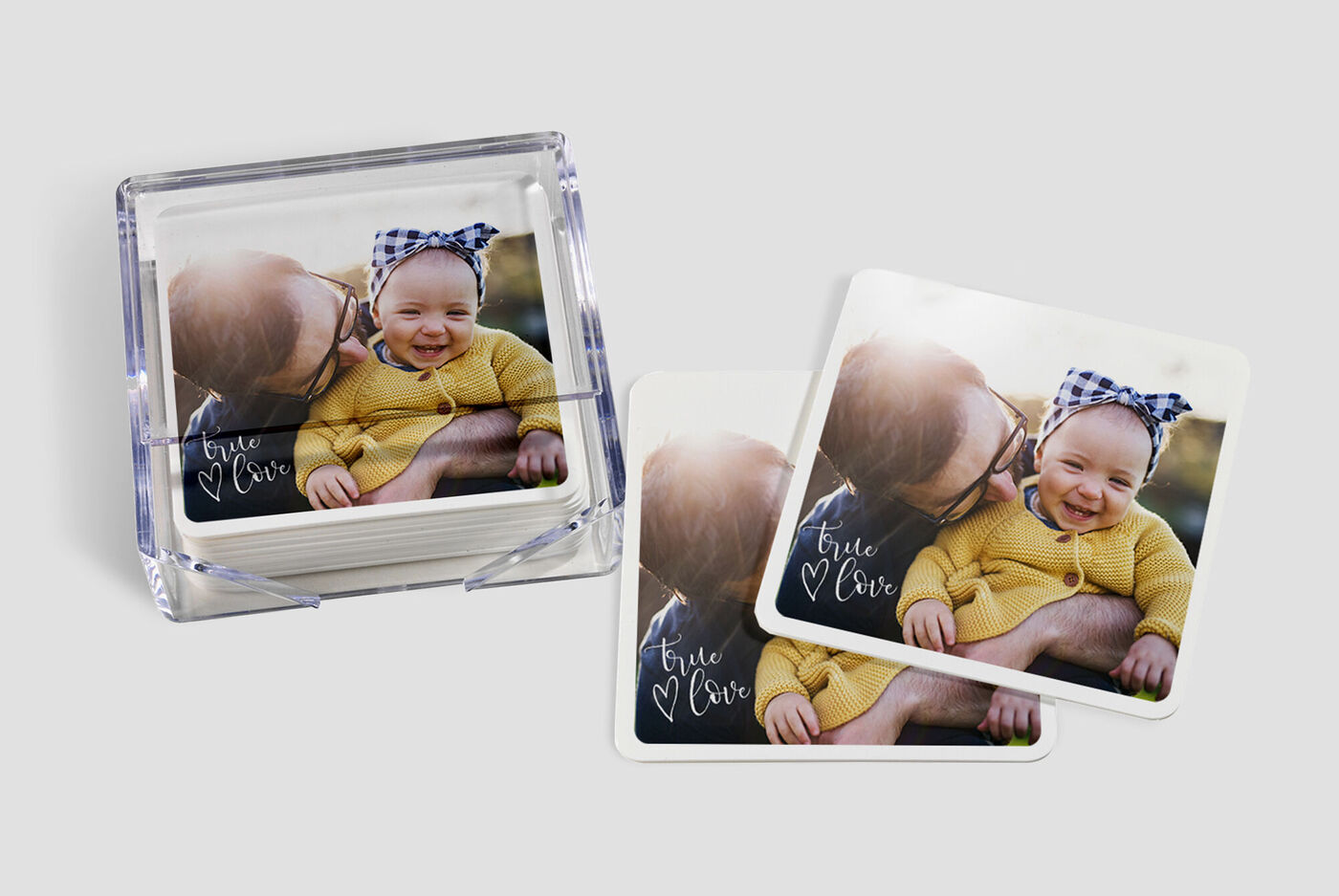 Moments affectueux capturés avec un enfant sur une photo.