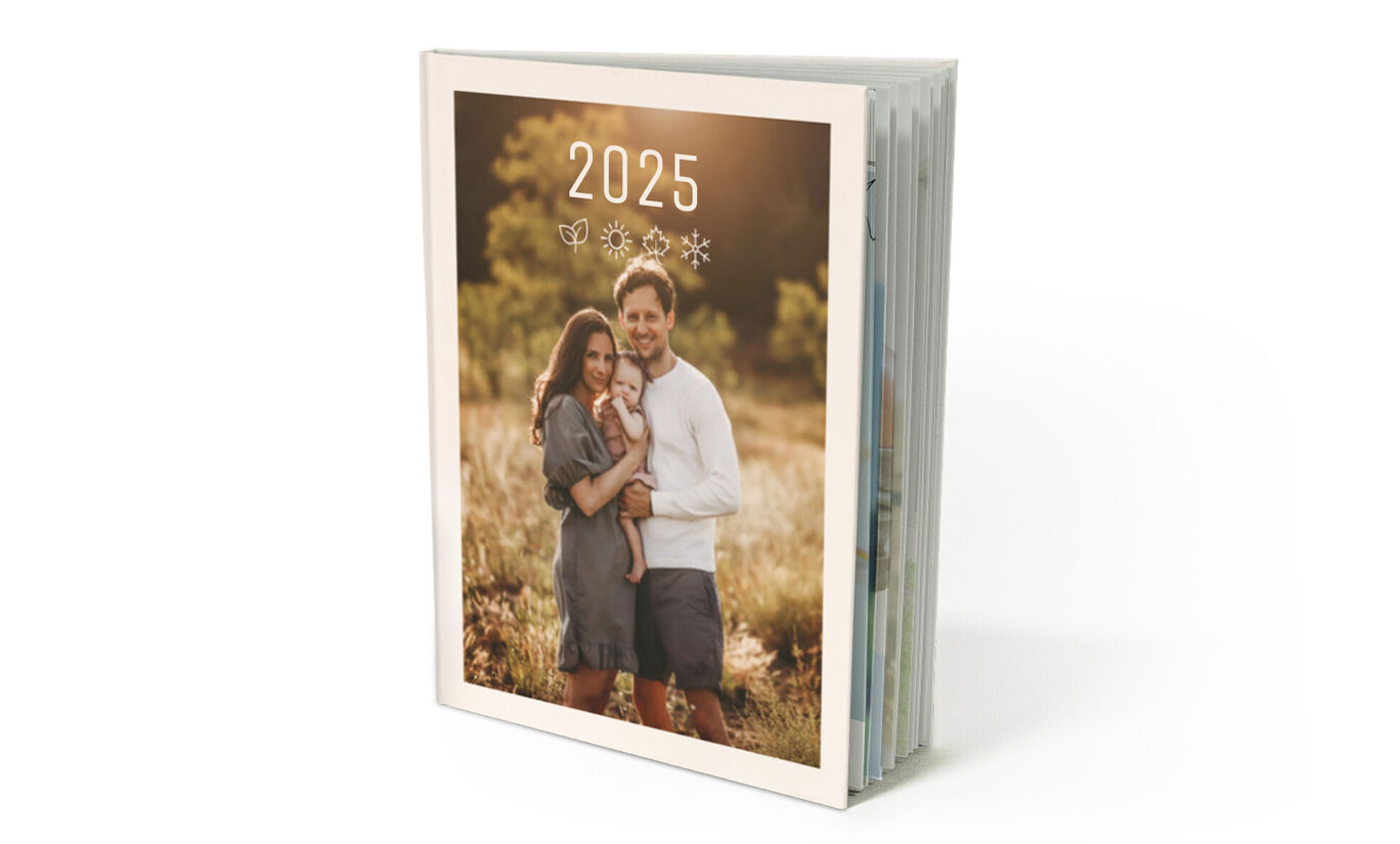 Modèle créatif de livre photo de l'année 2025 avec une grande photo