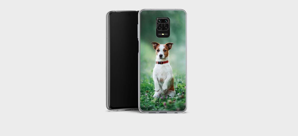 Coque de téléphone avec l'image d'un chien à l'extérieur.