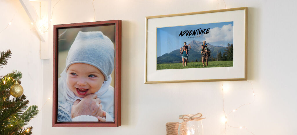 Deux cadres photo avec une image d'enfant et une photo d'aventure de deux cavaliers dans la nature.
