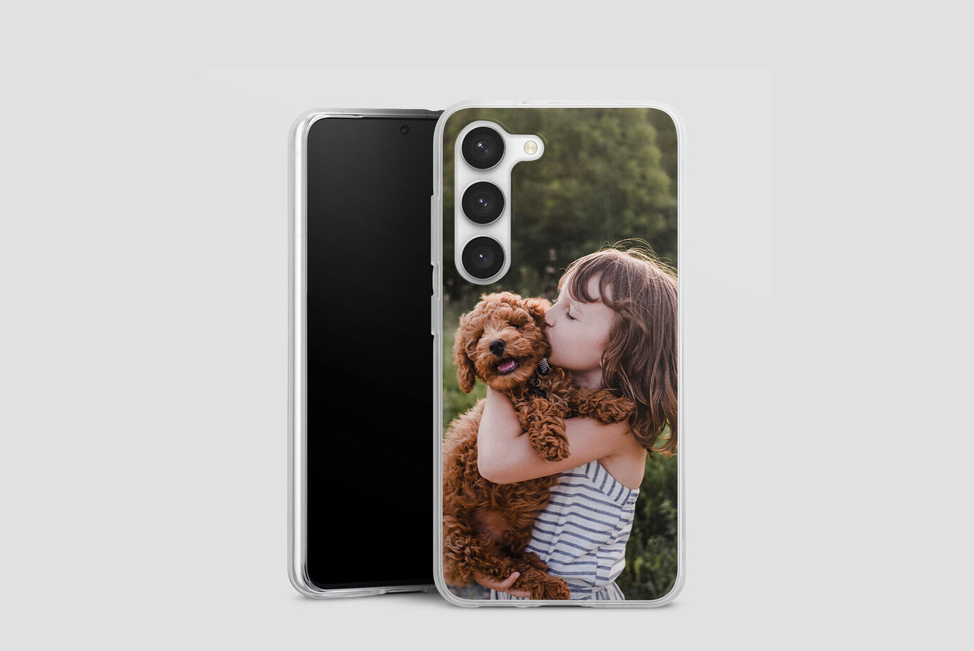 Personne heureuse avec un chien sur une coque de téléphone, montrant un lien affectueux.