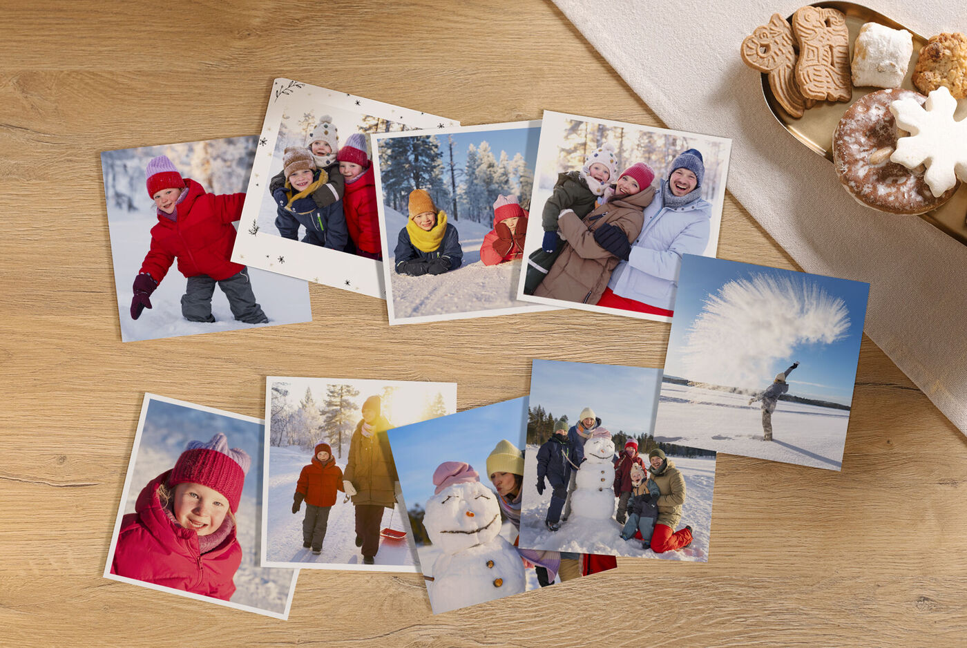 Une collation de photos familiales joyeuses en hiver, avec des enfants et de la neige.
