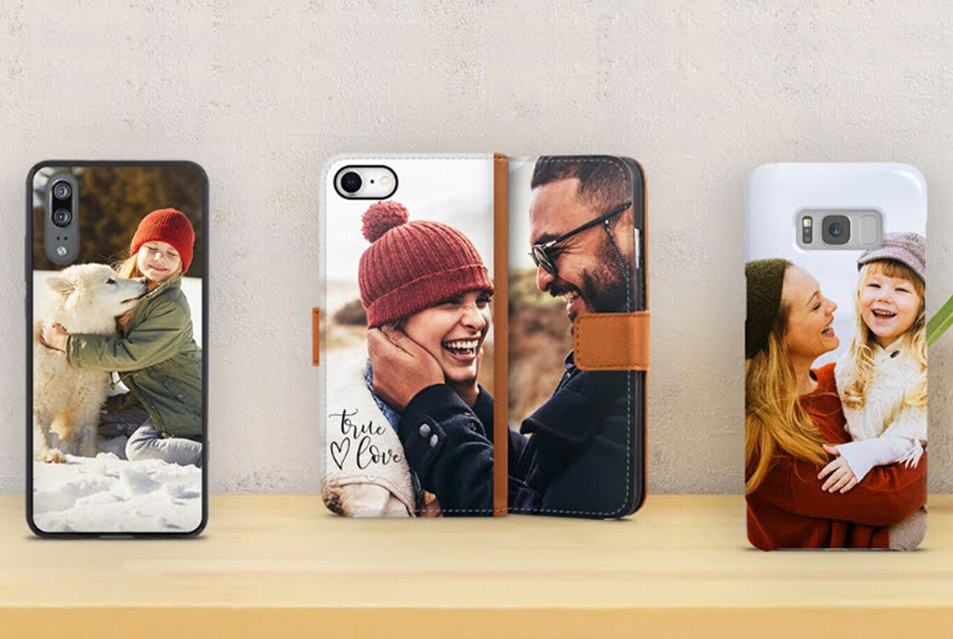 Trois coques de téléphone personnalisées avec des photos et motifs affectueux.