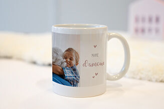 Tasse avec une photo personnelle et des cœurs.