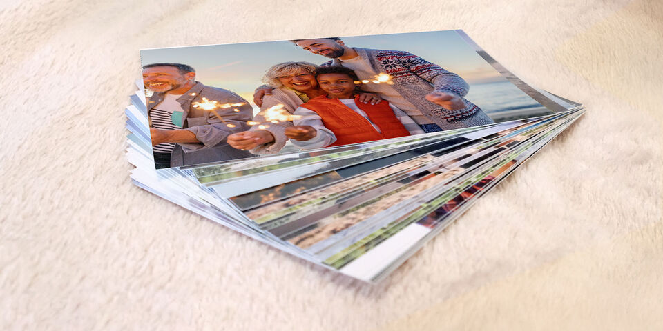 Une famille heureuse pose avec des pétards étincelants en main devant un beau paysage. La photo montre l'amour et la joie.